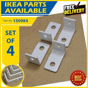 Puede incluir: Un conjunto de cuatro soportes metálicos en forma de L, cada uno con dos orificios circulares para montaje. Los soportes son de tono plateado y están dispuestos en grupo. La imagen incluye el texto IKEA PARTS AVAILABLE, 150984 y SET OF 4.