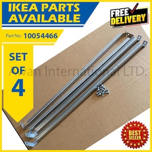 Pode incluir: Um conjunto de quatro suportes metálicos longos e estreitos de cor prateada com extremidades angulares, acompanhados por um pequeno grupo de parafusos metálicos correspondentes. As peças trazem o texto IKEA PARTS AVAILABLE e Part No: 10054466.