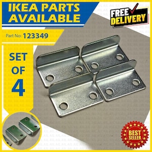 Puede incluir: Un conjunto de cuatro soportes metálicos en forma de L de color plateado, cada uno con dos orificios circulares para el montaje. La imagen incluye el texto IKEA PARTS AVAILABLE, Part No: 123349, SET OF 4, FREE DELIVERY y BEST SELLER.