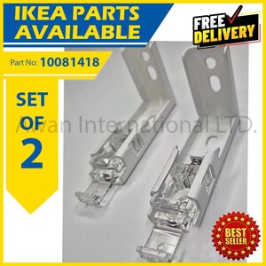 Puede incluir: Un juego de dos soportes metálicos blancos en forma de L con componentes de plástico transparente y mecanismos de resorte. La imagen incluye el texto IKEA PARTS AVAILABLE, Part No: 10081418, SET OF 2 y BEST SELLER. Estas piezas cuentan con orificios de montaje.