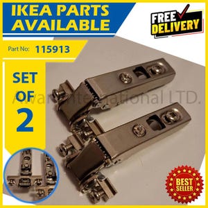 Peut inclure: Un ensemble de deux charnières de placard en métal argenté avec vis de réglage et plaques de montage visibles. L'image contient le texte IKEA PARTS AVAILABLE, Part No: 115913, et SET OF 2, avec un encart circulaire montrant les charnières.