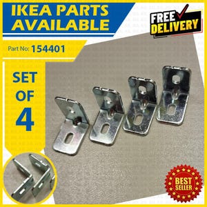 Puede incluir: Un conjunto de cuatro soportes metálicos en forma de L de color plateado, cada uno con dos orificios pretaladrados para su montaje. La imagen incluye el texto IKEA PARTS AVAILABLE, Part No: 154401, SET OF 4 y una insignia roja con el texto BEST SELLER.