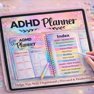 Może przedstawiać: Otwarty planer ADHD na tablecie, z notesem w spiralnej oprawie i kolorowymi zakładkami indeksu. Planer zawiera sekcje planowania rocznego i miesięcznego, przegląd finansowy i śledzenie nawyków. Tekst "ADHD Planner" jest wyświetlany w widocznym miejscu. Widoczny jest również długopis.