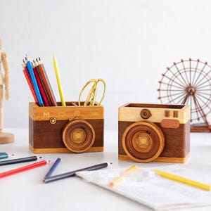 Handgefertigter Kamera-Stifthalter / Schreibtisch Organizer aus Holz
