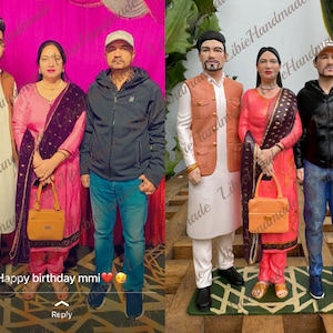Puede incluir: Un conjunto de figuritas personalizadas de cuatro personas, dos mujeres y dos hombres, de pie juntos. Las mujeres visten ropa tradicional india, una en rosa y otra en morado. Los hombres visten ropa informal. El conjunto de figuritas est&aacute; sobre una base de madera con un patr&oacute;n verde y marr&oacute;n.