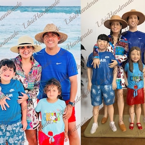 Puede incluir: Una familia de cinco figuritas, pintadas con detalles realistas, vestidas con ropa de verano informal. Las figuritas est&aacute;n posadas de forma relajada y amigable, con los padres de pie en el centro y los ni&ntilde;os flanque&aacute;ndolos. Las figuritas est&aacute;n de pie sobre una base beige.