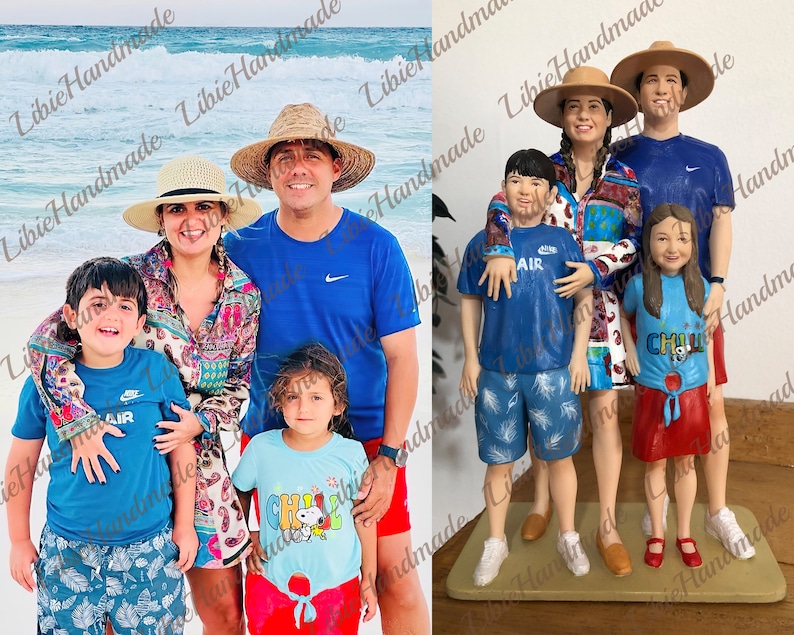 Puede incluir: Una familia de cinco figuritas, pintadas con detalles realistas, vestidas con ropa de verano informal. Las figuritas est&aacute;n posadas de forma relajada y amigable, con los padres de pie en el centro y los ni&ntilde;os flanque&aacute;ndolos. Las figuritas est&aacute;n de pie sobre una base beige.