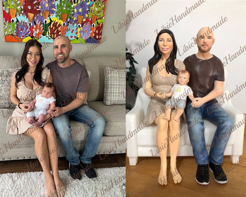 Puede incluir: Un conjunto de figuritas personalizadas de una familia de tres. Las figuritas est&aacute;n hechas de arcilla polim&eacute;rica pintada y representan a una pareja y su beb&eacute;. La pareja est&aacute; sentada en un sof&aacute; blanco, y el beb&eacute; est&aacute; sentado en el regazo de la mujer. La mujer lleva un vestido beige, y el hombre lleva una camisa marr&oacute;n y pantalones vaqueros azules. El beb&eacute; lleva una camisa blanca y pantalones azules.