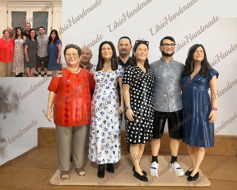 Puede incluir: Un grupo de ocho figuritas pintadas a mano de personas de pie juntas. Las figuritas est&aacute;n vestidas con ropa informal y est&aacute;n posadas de forma relajada. Las figuritas est&aacute;n hechas de un material blanco y tienen rasgos realistas.