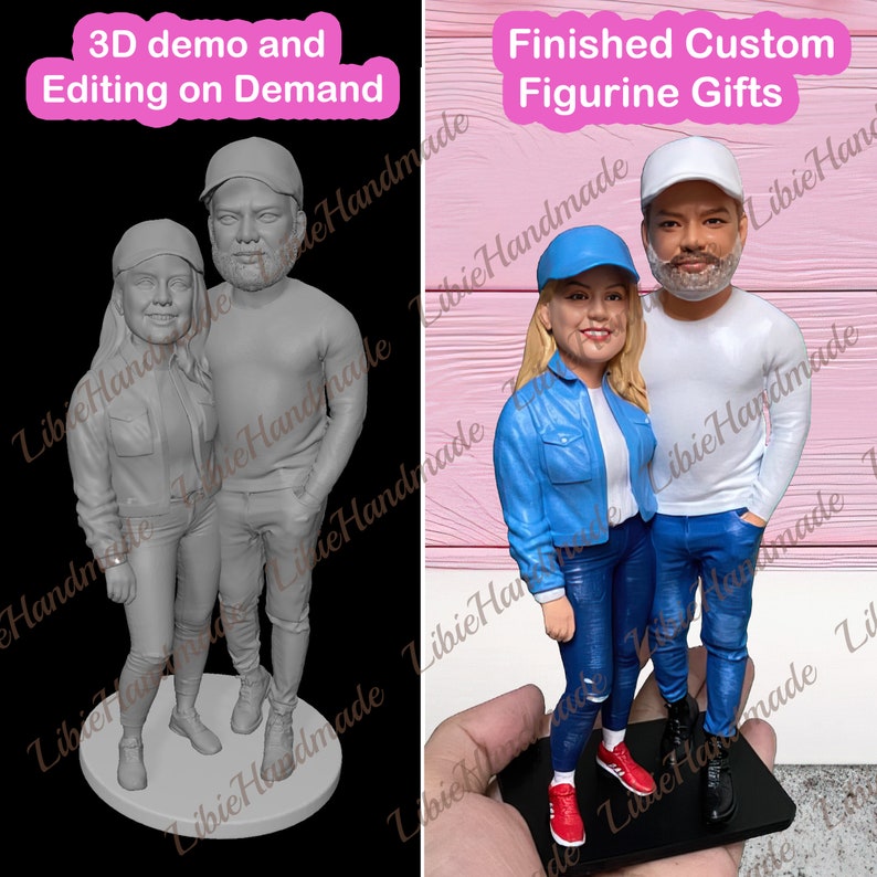 Puede incluir: Una figura impresa en 3D de una pareja, un hombre y una mujer, de pie uno al lado del otro. La figura est&aacute; pintada con colores y detalles realistas. El hombre lleva una camisa blanca y pantalones vaqueros azules, mientras que la mujer lleva una chaqueta vaquera azul y pantalones vaqueros. La figura est&aacute; sobre una base blanca.