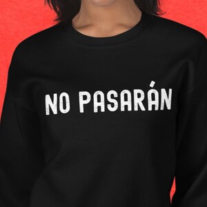 No Pasarán Spanish Anti-Fascism Slogan In Distressed Font Unisex Sweatshirt