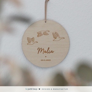 Holzschild fliegende Gänse und Name I Willkommen Baby I Namensschild Kinderzimmer personalisiert I Geschenk