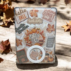 Könnte beinhalten: Eine transparente Handyhülle mit einem Herbst-Design mit Kürbissen, Blättern und Text, der "hello fall", "sweater weather", "bookaholic", "emotional support kindle", "get cozy and read", "escape reality read a book", "pumpkin", "fall vibes" und "fall breeze" lautet.