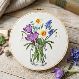 Motif de broderie fleurs printanières. Modèle de couture à la main pour pot Mason de fleurs sauvages