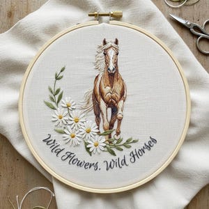 Handborduurpatroon wilde bloemen en wilde paarden. Western cowgirl hoepel sjabloon.  Draad schilderij ontwerp. Directe digitale download pdf.