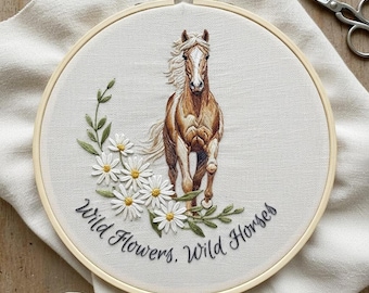 Motif de broderie à la main fleurs sauvages et chevaux sauvages. Modèle de cerceau de cow-girl western.  Conception de peinture de fil. Téléchargement numérique instantané au format PDF.