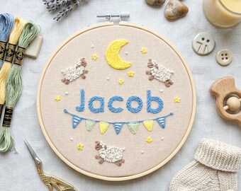 Nom personnalisé motif de broderie à la main avec lune, mouton et bruant. Gif DIY Baby Shower pour chambre d'enfant