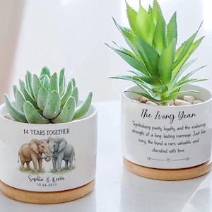 Puede incluir: Juego de tres tazas de cerámica con acabado mate moteado. Las tazas son de color crema, gris claro y gris oscuro. Cada taza tiene un diseño simple y minimalista, ideal para café o té.
