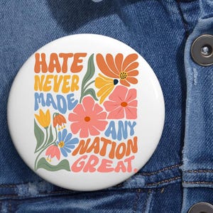 Retro Boho Blumenhass gemacht nie eine Nation Tolle Anti-Trumpf-Pin-Knöpfe in 3 Größen, Wahl 2024 Pin für Frieden, Pro Democracy Button