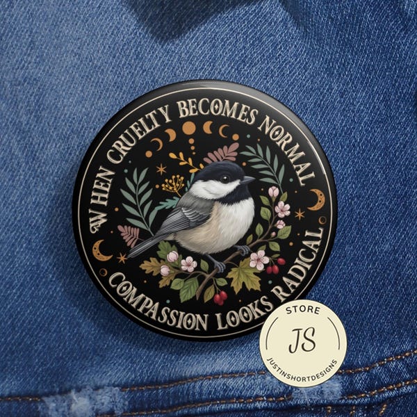 Botón "Cuando la crueldad se vuelve normal" en 3 tamaños, pin "La compasión parece radical", pin "Anti Trump" y pin "Abolir ICE".