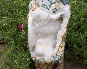 Ágata musgosa de forma irregular con cristal drusa: Exhibición de geoda pulida, piedra curativa