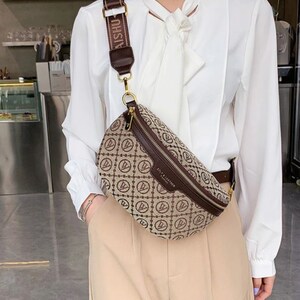 Belt Bag Luxury Designer By Louis Vuitton Size: Medium