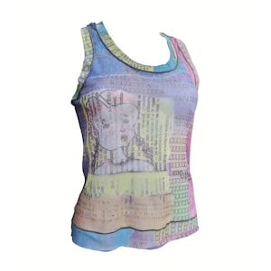 Peut inclure: Un débardeur coloré avec une image imprimée d'un visage de fille. Le haut est fait d'un tissu transparent et a un design en patchwork.