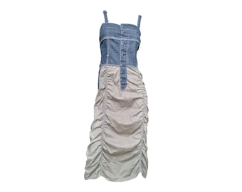 Könnte beinhalten: Ein Denim- und hellgraues Midikleid mit einem gerafften Rock und einem Oberteil mit Knöpfen.