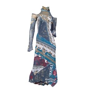 Pode incluir: Um vestido longo e estampado com gola alta e design de ombros frios. O vestido apresenta uma mistura de padrões azuis, brancos e vermelhos, com elementos florais e geométricos. As mangas são longas e transparentes, e o vestido tem uma saia fluida.