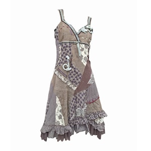 Może przedstawiać: Brązowa i fioletowa sukienka w stylu patchwork z falbaną u dołu. Sukienka ma dekolt w kształcie litery V i cienkie ramiączka.