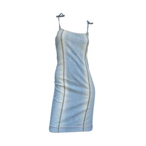 Peut inclure: Robe en jean bleu clair avec fines bretelles et une silhouette ajustée. La robe présente des coutures foncées le long des coutures et des bretelles. La robe est de longueur mini.
