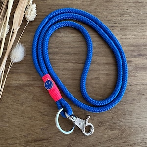 SB-koeb-flam-1S | Schlüsselband aus Tau in blau - neon | Schlüsselanhänger mit Karabiner und Schlüsselring | Lanyard mit Smiley Anhänger