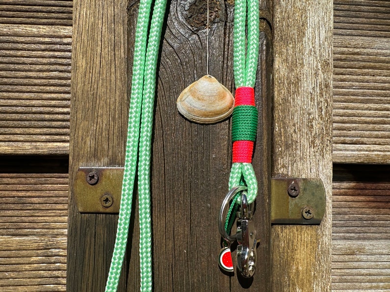 Schlüsselband Summer Vibes aus Tau Ausweisband Schlüsselanhänger mit Karabiner und Schlüsselring neon bunt mit Charm Anhänger 4 melone