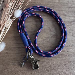 SB-capt-dkbl-5 | Maritimes Schlüsselband aus Tau mit Anhänger | Lanyard | Schlüsselanhänger mit Karabiner und Schlüsselring | maritim