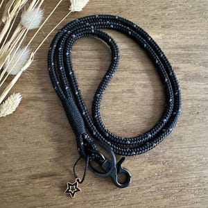 SBR-schw-schw-4 | Reflektierendes Schlüsselband aus Tau in schwarz | Schlüsselanhänger mit Karabiner und Schlüsselring
