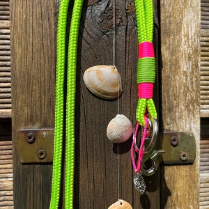 Schlüsselband Summer Vibes aus Tau Ausweisband Schlüsselanhänger mit Karabiner und Schlüsselring neon bunt mit Charm Anhänger 6 neon grün-pink