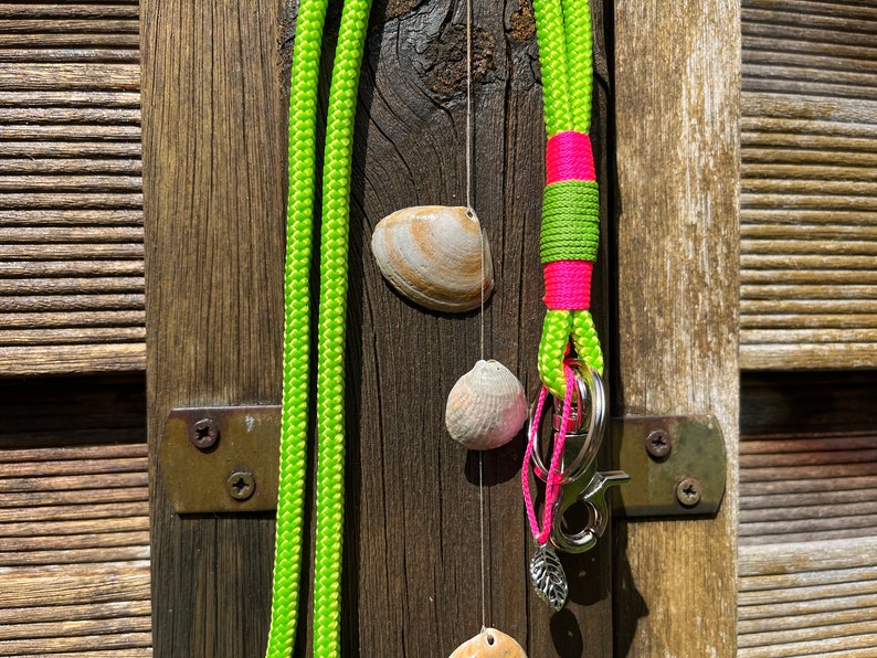 Schlüsselband Summer Vibes aus Tau Ausweisband Schlüsselanhänger mit Karabiner und Schlüsselring neon bunt mit Charm Anhänger 6 neon grün-pink