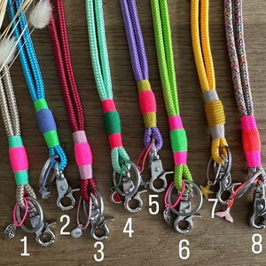 Schlüsselband Summer Vibes aus Tau Ausweisband Schlüsselanhänger mit Karabiner und Schlüsselring neon bunt mit Charm Anhänger Bild 2