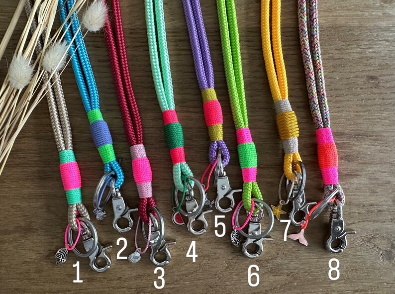 Schlüsselband Summer Vibes aus Tau Ausweisband Schlüsselanhänger mit Karabiner und Schlüsselring neon bunt mit Charm Anhänger Bild 2