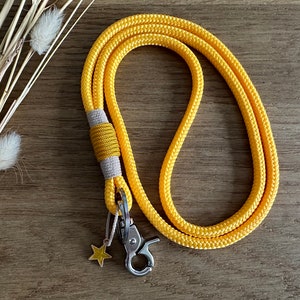 Schlüsselband Summer Vibes aus Tau Ausweisband Schlüsselanhänger mit Karabiner und Schlüsselring neon bunt mit Charm Anhänger 7 gelb-beige