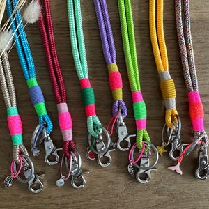 Schlüsselband Summer Vibes aus Tau Ausweisband Schlüsselanhänger mit Karabiner und Schlüsselring neon bunt mit Charm Anhänger Bild 1