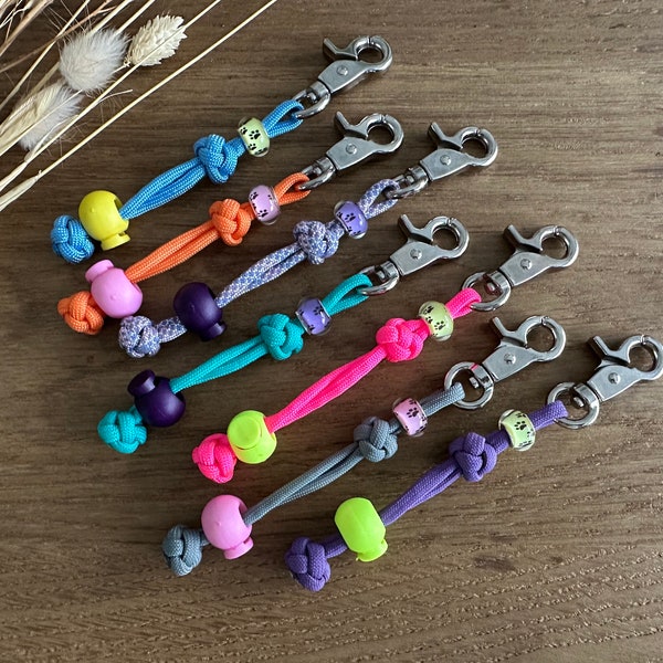 Kotbeutelhalter aus Paracord | Halter für Kotbeutel mit Hundepfoten Charm | Summer neon