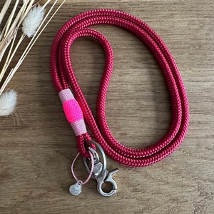 Schlüsselband Summer Vibes aus Tau Ausweisband Schlüsselanhänger mit Karabiner und Schlüsselring neon bunt mit Charm Anhänger 3 rot-rosa-pink