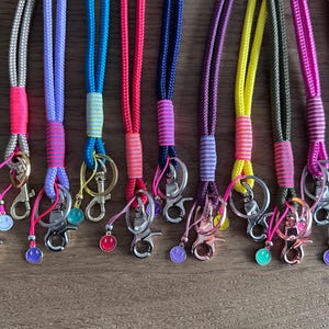 SB-Stripes-*** | Schlüsselband *Stripes * aus Tau | Ausweisband | Schlüsselanhänger mit Karabiner und Schlüsselring | neon bunt mit Smiley