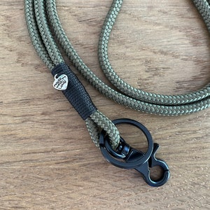 Schlüsselband aus Tau in oliv schwarz Ausweisband Lanyard Schlüsselanhänger mit Karabiner und Schlüsselring mit Herz-Anhänger