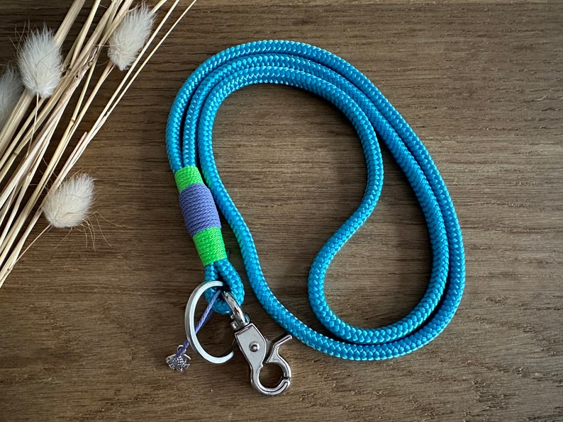 Schlüsselband Summer Vibes aus Tau Ausweisband Schlüsselanhänger mit Karabiner und Schlüsselring neon bunt mit Charm Anhänger 2 blau-grün-lila