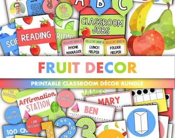 Könnte beinhalten: Ein druckbares Klassenzimmer-Dekor-Paket mit einem Frucht-Thema. Das Paket enthält Poster, Namensschilder, Zahlenkarten, Buchstaben des Alphabets und mehr. Die Poster zeigen Aquarell-Illustrationen von Früchten wie Erdbeeren, Bananen und Birnen.