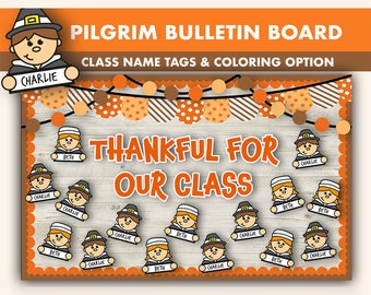 Könnte beinhalten: Ein Thanksgiving-Bulletin Board mit dem Text "Dankbar für unsere Klasse". Das Board ist mit orangefarbenen, braunen und weißen Pilgerhüten dekoriert, und die Namen "Beth" und "Charlie" werden auf dem gesamten Board wiederholt.