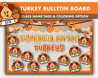 Può includere: Una bacheca con tema del Ringraziamento. La bacheca ha uno sfondo in legno ed è decorata con tacchini arancioni, marroni e bianchi. Il testo "Thankful Little Turkeys" è scritto in lettere nere nella parte superiore della bacheca. Ci sono anche cartellini con i nomi "Beth" e "Charlie" sulla bacheca.