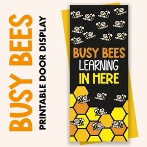 Op de afbeelding: Een zwart en geel deurschild met de tekst "Busy Bees Learning In Here". Het bord is versierd met cartoon-bijen en honingraat.